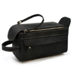 discrète trousse de toilette en cuir