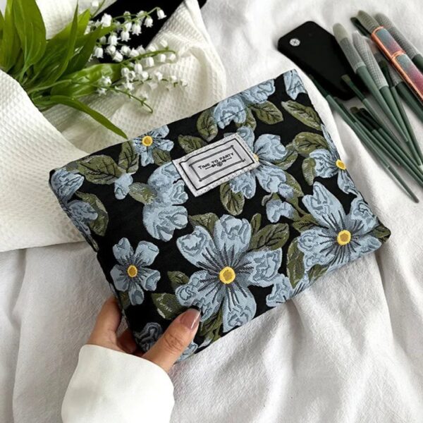 trousse fleurie élégante